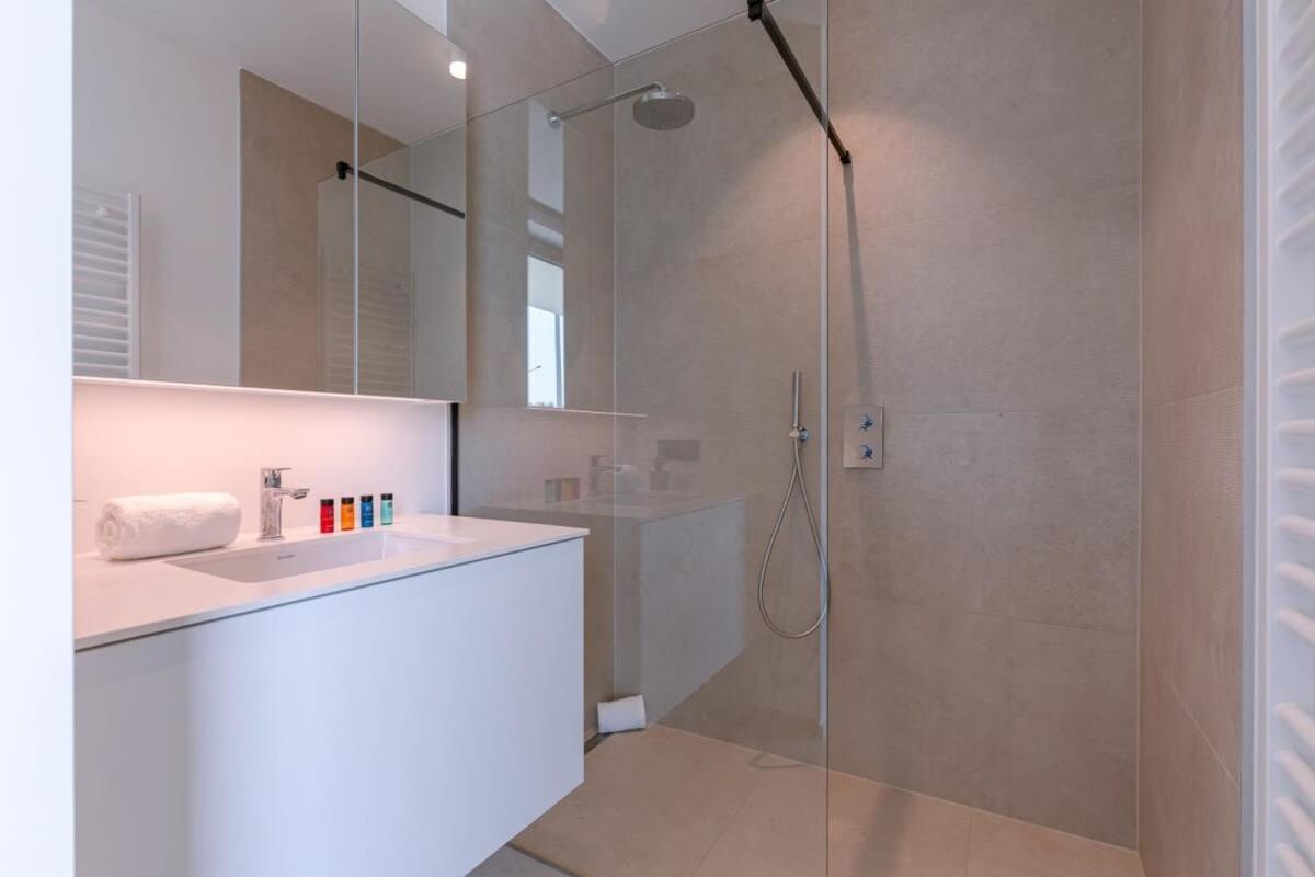 New, Luxurious And Modern Apartment With Private Parking Koksijde Kültér fotó